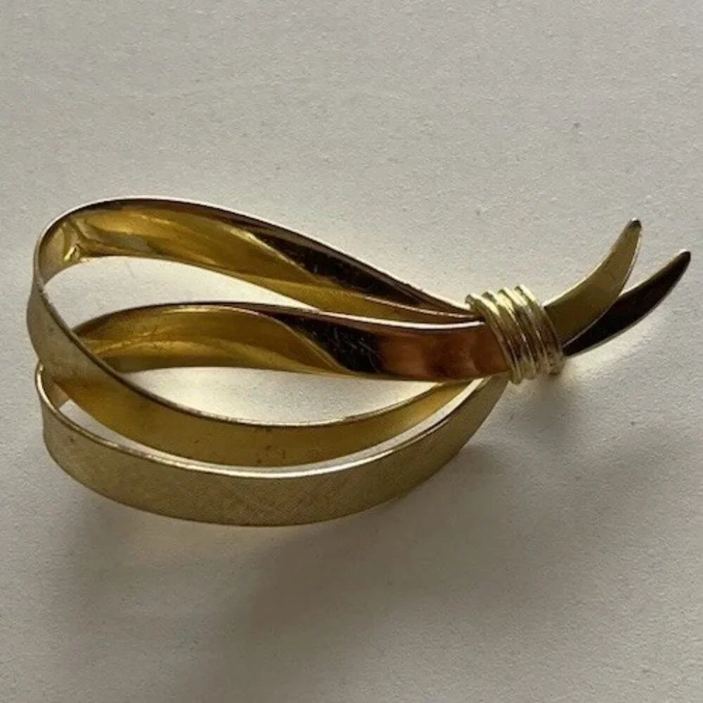 Vintage Gold Twisted Rope Duab Bow Brooch Pin Women’s Gold Tone Lightweight 80’s